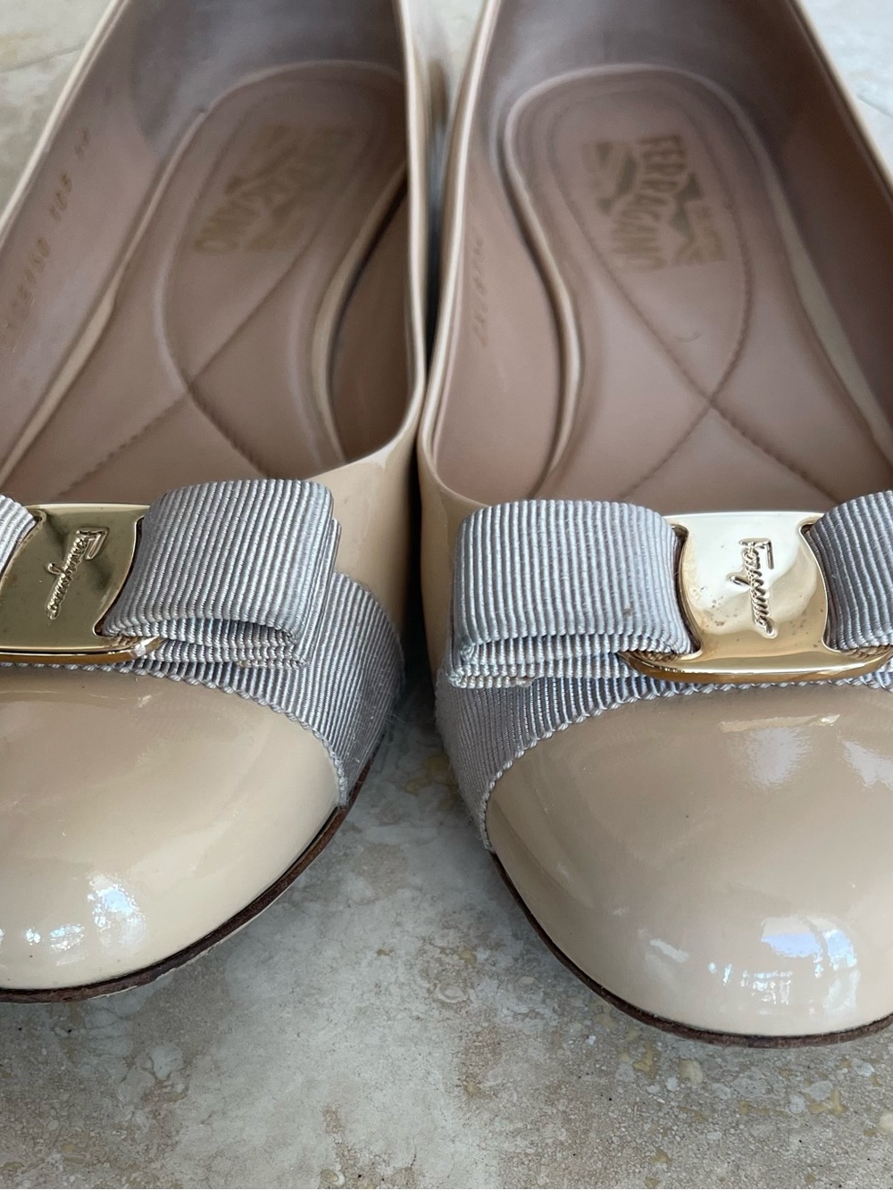 Salvatore Ferragamo Beige Patent Leather Vara Bow Flats - Picture 2 of 7